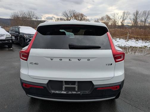 2020 Volvo XC40 T5 Momentum
