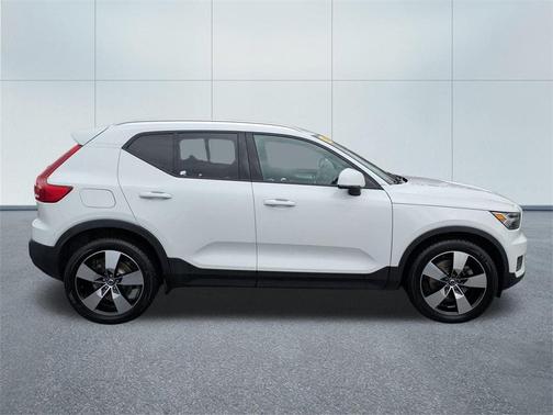 2020 Volvo XC40 T5 Momentum