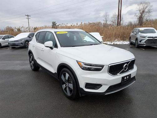 2020 Volvo XC40 T5 Momentum