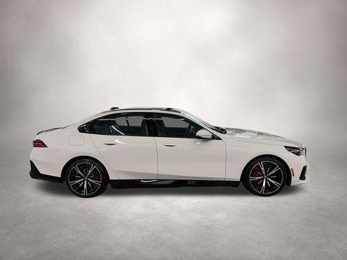 Alpine White 2025 BMW 550e xDrive