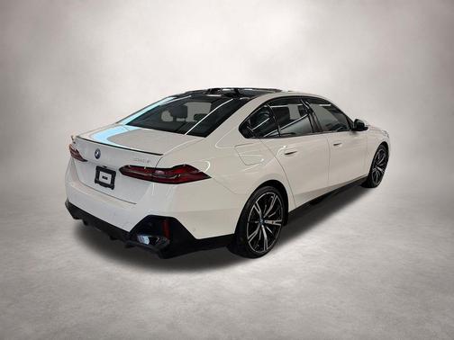 Alpine White 2025 BMW 550e xDrive