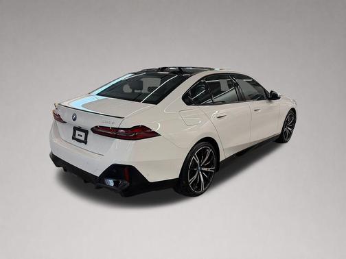 Alpine White 2025 BMW 550e xDrive