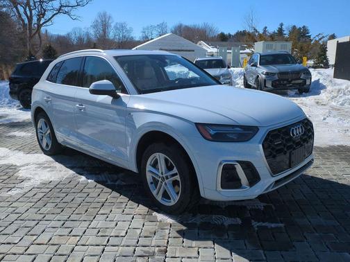 Glacier White Metallic 2024 Audi Q5 e 55 S line quattro Premium