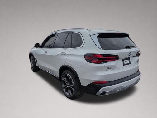Mineral White Metallic 2026 BMW X5 xDrive40i