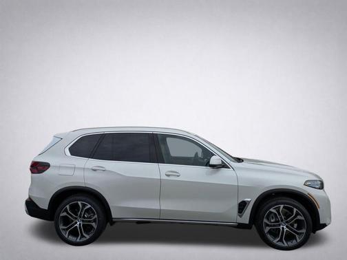 Mineral White Metallic 2026 BMW X5 xDrive40i