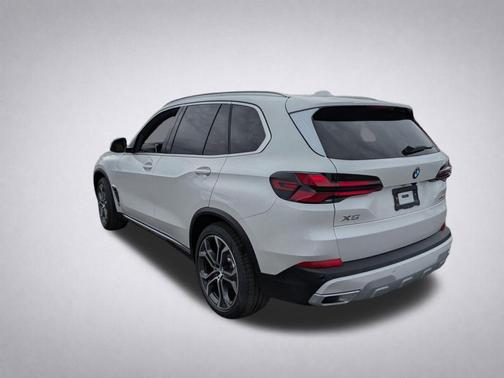 Mineral White Metallic 2026 BMW X5 xDrive40i