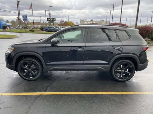 2025 Volkswagen Taos 1.5T SE Black