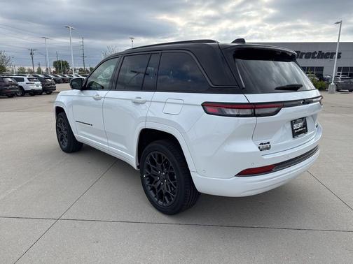 bright white clearcoat 2026 Jeep Grand Cherokee Summit