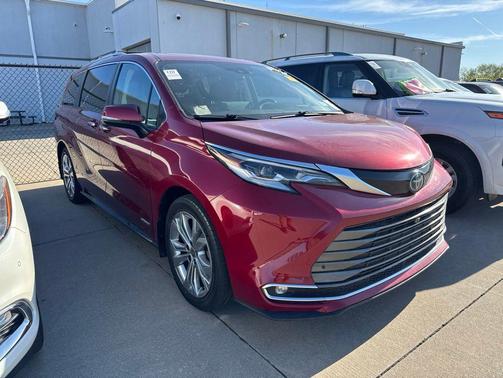 Pearl 2021 Toyota Sienna Platinum 7 Passenger
