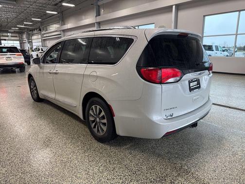 Luxury White Pearlcoat 2019 Chrysler Pacifica Touring-L Plus