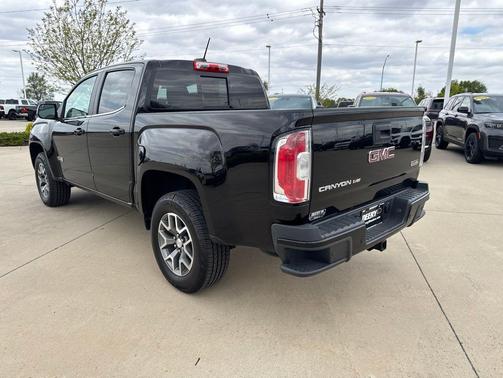 Diamond Black Crystal Pearlcoat 2024 RAM 1500 Laramie