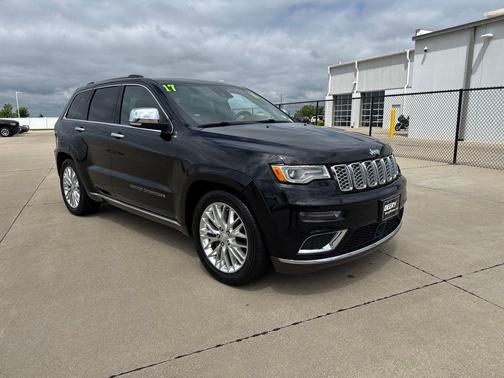 Diamond Black Crystal Pearlcoat 2017 Jeep Grand Cherokee Summit