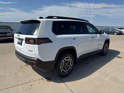 Bright White Clearcoat 2026 Jeep Cherokee Laredo