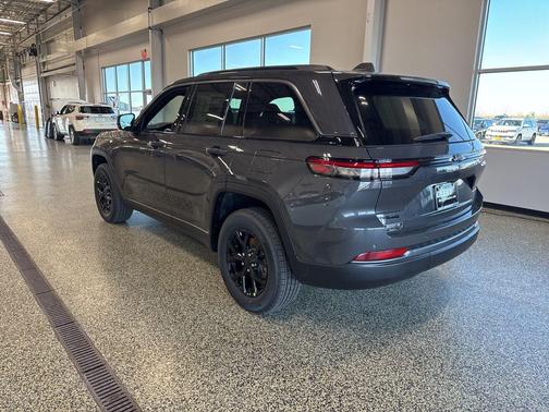 Baltic Gray Metallic Clearcoat 2026 Jeep Grand Cherokee Altitude