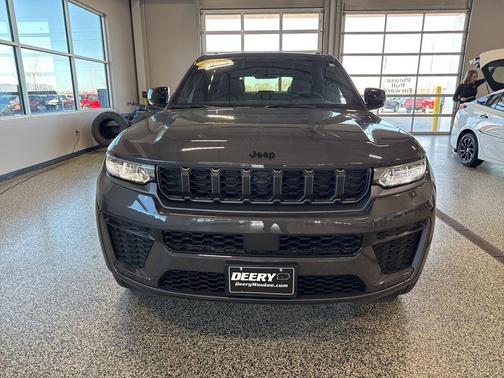 Baltic Gray Metallic Clearcoat 2026 Jeep Grand Cherokee Altitude
