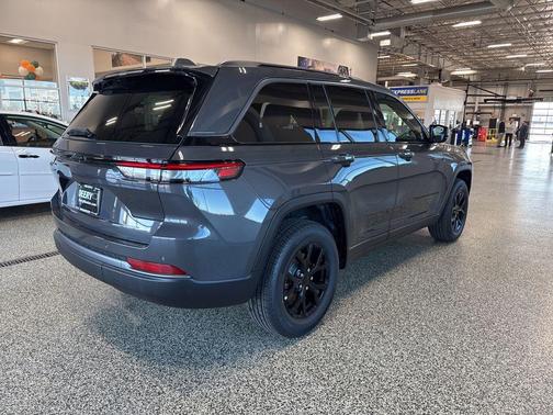 Baltic Gray Metallic Clearcoat 2026 Jeep Grand Cherokee Altitude