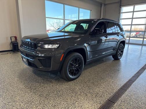 Baltic Gray Metallic Clearcoat 2026 Jeep Grand Cherokee Altitude