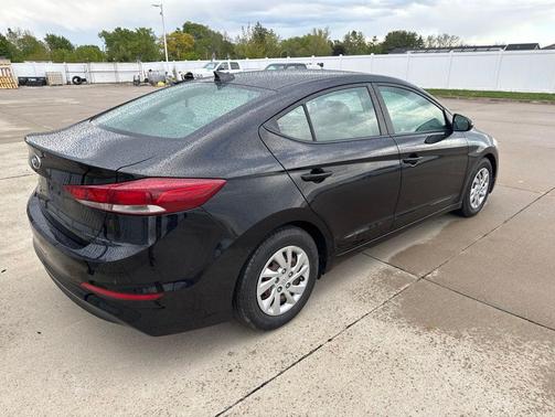 Black Diamond 2017 Hyundai ELANTRA SE