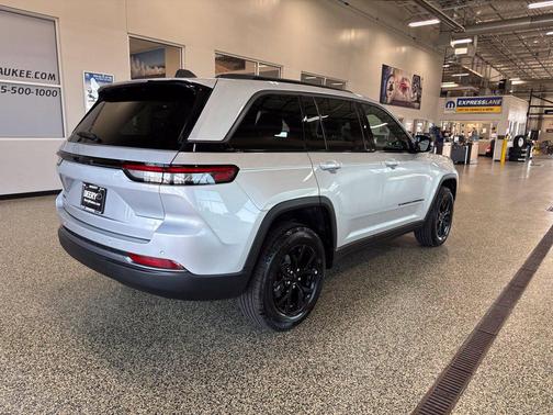 Silver Zynith 2026 Jeep Grand Cherokee Altitude