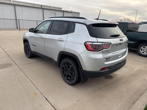 Silver Zynith Metallic Clearcoat 2025 Jeep Compass Latitude