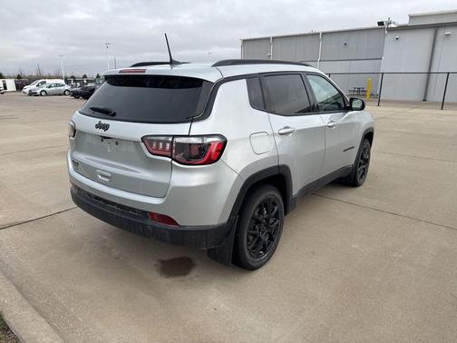 Silver Zynith Metallic Clearcoat 2025 Jeep Compass Latitude