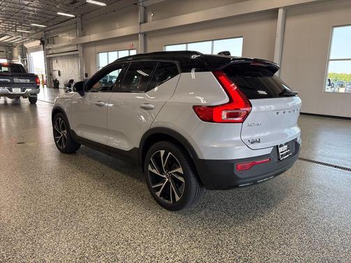 2021 Volvo XC40 T5 R-Design