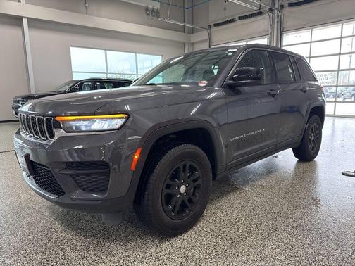 Baltic Gray Metallic Clearcoat 2023 Jeep Grand Cherokee Laredo