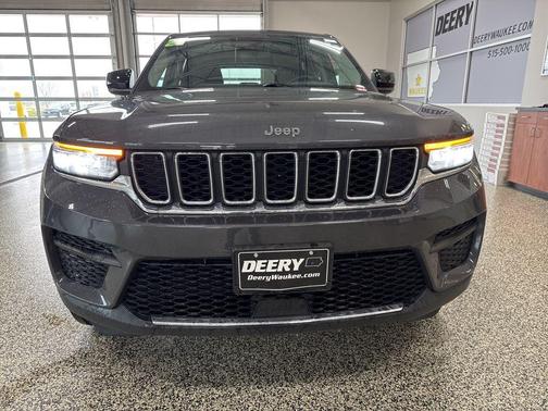 Baltic Gray Metallic Clearcoat 2023 Jeep Grand Cherokee Laredo