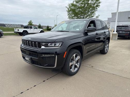Diamond Black Crystal Pearlcoat 2026 Jeep Grand Cherokee Limited