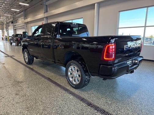 Diamond Black Crystal Pearlcoat 2026 RAM 2500 Big Horn
