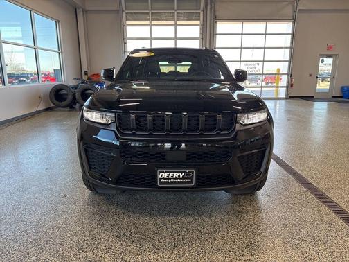 Diamond Black Crystal Pearlcoat 2026 Jeep Grand Cherokee Altitude