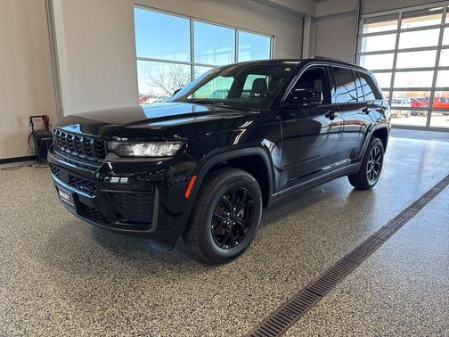 Diamond Black Crystal Pearlcoat 2026 Jeep Grand Cherokee Altitude
