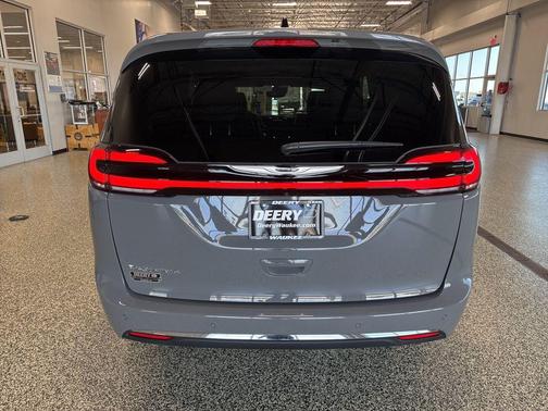 2025 Chrysler Pacifica L