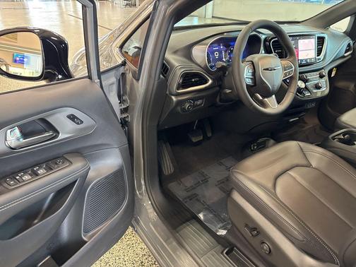 2025 Chrysler Pacifica L