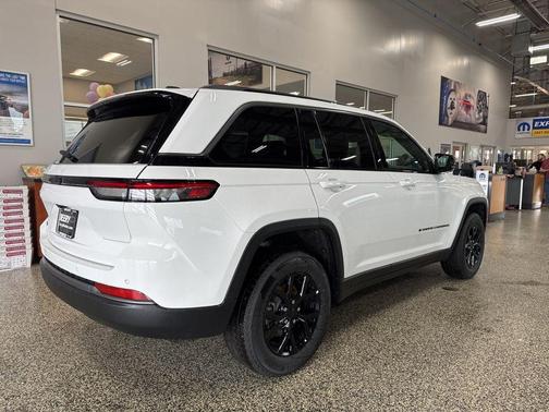Bright White Clearcoat 2026 Jeep Grand Cherokee Altitude