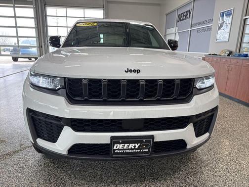 Bright White Clearcoat 2026 Jeep Grand Cherokee Altitude