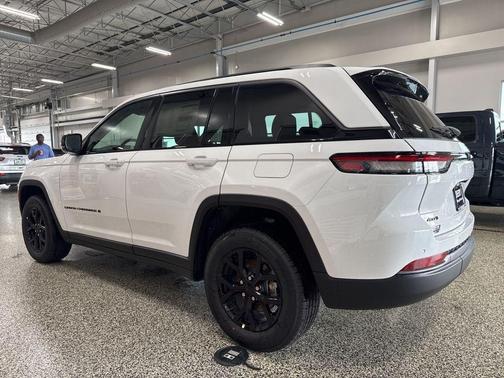 Bright White Clearcoat 2026 Jeep Grand Cherokee Altitude