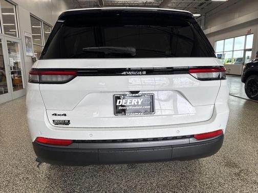 Bright White Clearcoat 2026 Jeep Grand Cherokee Altitude