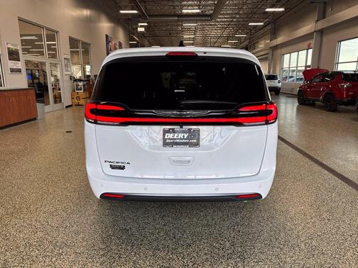 Bright White Clearcoat 2026 Chrysler Pacifica L