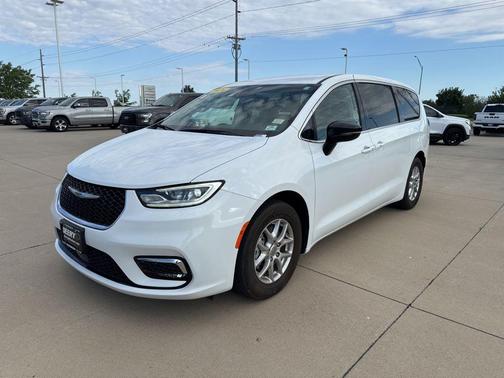 Bright White Clearcoat 2024 Chrysler Pacifica Touring L