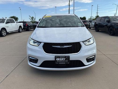Bright White Clearcoat 2024 Chrysler Pacifica Touring L