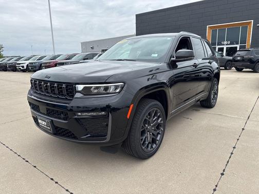 Diamond Black Crystal Pearlcoat 2026 Jeep Grand Cherokee Summit