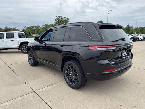 Diamond Black Crystal Pearlcoat 2026 Jeep Grand Cherokee Summit