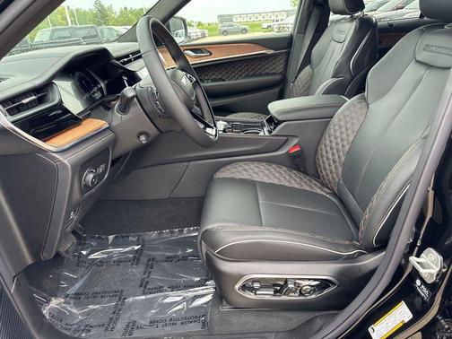 Diamond Black Crystal Pearlcoat 2026 Jeep Grand Cherokee Summit