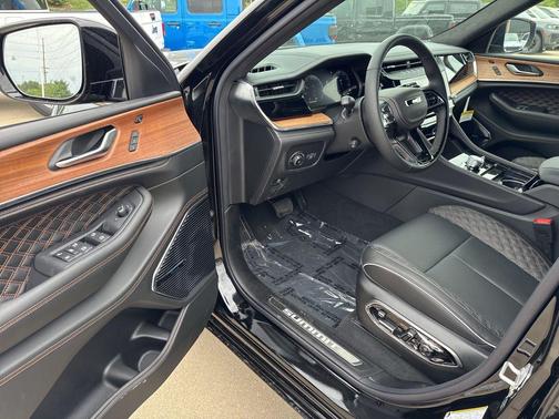 Diamond Black Crystal Pearlcoat 2026 Jeep Grand Cherokee Summit