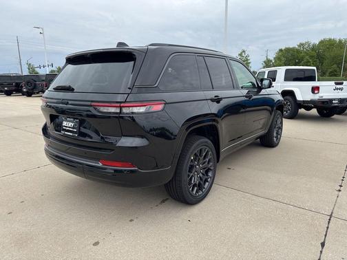 Diamond Black Crystal Pearlcoat 2026 Jeep Grand Cherokee Summit