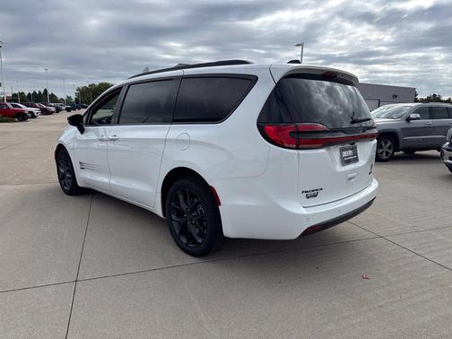 Bright White Clearcoat 2027 Chrysler Pacifica L