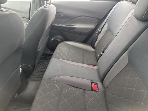 Deep Blue Pearl/Fresh Powder 2018 Nissan Kicks SV