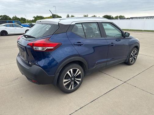 Deep Blue Pearl/Fresh Powder 2018 Nissan Kicks SV