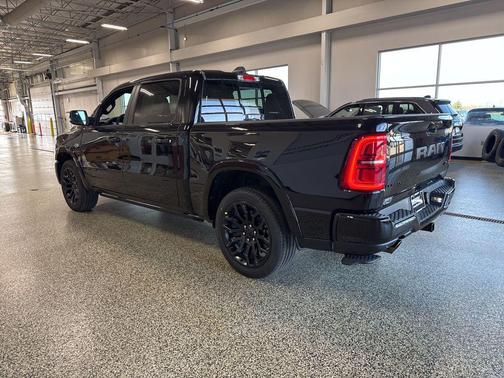 Diamond Black Crystal Pearlcoat 2026 RAM 1500 Limited